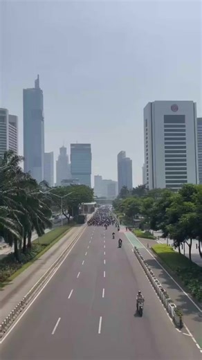 Jaw dropping scenes in Jakarta with DGR making its mark 🇮🇩 Terima kasih. Don't forget to tag and share. Follow along for more updates on our Instagram Stories. #GentlemansRide #DGR2023 #RideDapper #ForTheRide 🎥 Rizkii_sh | The Distinguished Gentleman's Ride