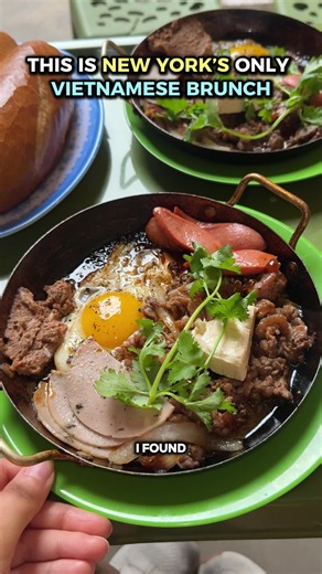 I found New York’s only Vietnamese brunch pop-up — and it feels like stumbling into a Saigon street stall. At Phe, they serve bánh mì chảo ($28) in a tiny back patio, with sizzling skillets of egg, beef, sausage, pâté, and cheese cooked right in front of you — plus warm bread on the side. 📍 Phe, 72 Forsyth St, NYC #nyceats #nycfoodie #nycfoodies #vietnamesefood #streetfood
