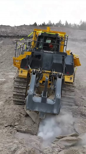 581K views · 7.6K reactions | Read the story on this new Komatsu D475A-8 dozer in the next issue of the magazine. The 120 tonne machine is tasked with ripping extremely hard silica sand deposits in a Scottish quarry. #komatsu #komatsueurope #dozer #bulldozer #komatsud475 #komatsu475 #quarry #crushingandscreening #engineering #excavstor #construction | Awesome Earthmovers | Facebook