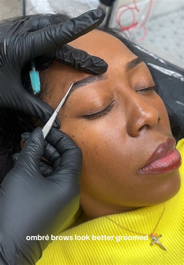 When you invest in ombré brows, keeping them groomed is what keeps them looking fresh 🤎 I always tell my clients — the tattoo gives you the shape and fullness, but regular grooming keeps that shape looking clean and intentional. Once stray hairs start growing in, it can blur the outline and make your brows look less defined. A quick wax: • Keeps the shape crisp • Makes the color look more even • Keeps your brows looking “just done” • Maintains that low-maintenance life you wanted in the first p