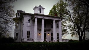 Daryl speaks with a woman about her paranormal experiences while living in a haunted mansion, including a mysterious dent in her bed sheets, and silverware flipping off the table! | The Unxplained Zone