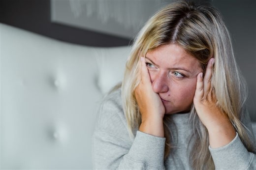 « Ma mère est bipolaire et mon père ne tient pas compte de moi » : Sophie consulte le psychanalyste Robert Neuburger - Psychologies.com