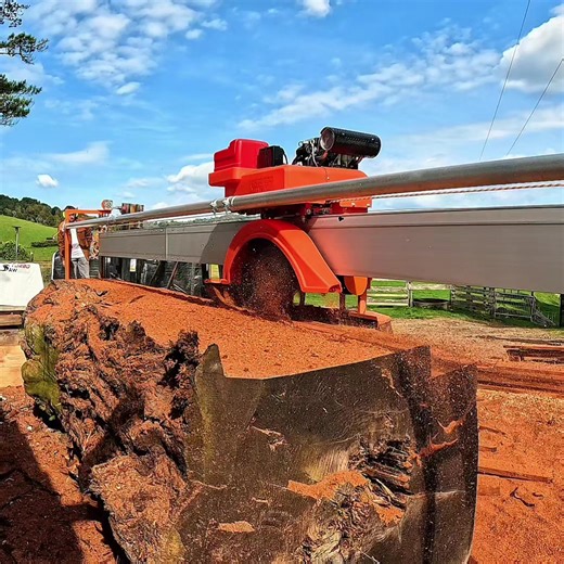 This is what 12 inches of swing-blade power looks like when it meets a giant redwood giant 🌲⚔️ One rail. No log diameter limits. Clean, controlled cuts as this massive redwood is turned into serious timber. A swing-blade built for big wood, doing exactly what it was designed to do. 💪🔥 If you’re cutting oversized timber, this is how it’s done. #turbosawmill #swingbladesawmill #portablesawmill #redwood #bigtimber #logginglife #sawmilllife #forestry #woodworking #timberframe #heavyduty #engineer
