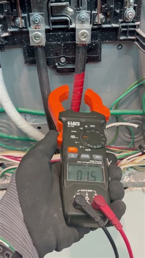 Checking the amperage draw with a multimeter. #journeyman #electricaltrade #electrician