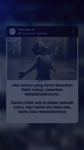 🌧️ Kadang, kehadiranmu baru benar-benar dihargai saat kamu tidak lagi ada. 🤍 Pesan pada gambar ini mengajarkan bahwa tidak semua orang akan menyadari nilai kita ketika kita selalu ada. Sama seperti garam yang jarang diperhatikan saat tersedia, tetapi langsung terasa ketika hilang, begitu juga dengan kehadiran seseorang. Karena itu, jangan memaksakan diri untuk terus memberi jika tidak pernah dihargai. 🌱✨ 💭 Bukan berarti kita harus menjauh untuk menghukum orang lain, tetapi terkadang memberi 