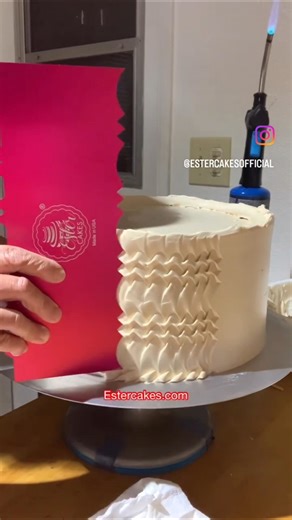 BC Texture - Crown Jewel cake comb from Estercakes.com #texture #cake #buttercream #bts #cake #howto