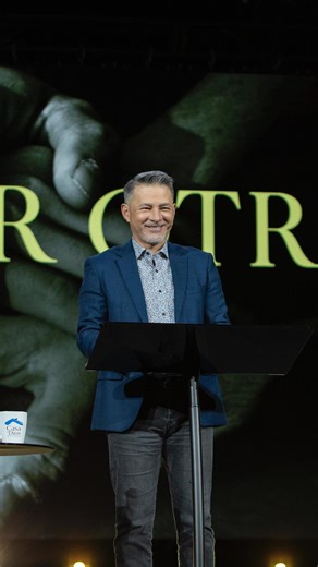 Sí tienes quién. Tienes al Rey de reyes y Señor de señores. Tienes a nuestro Padre Celestial que se encarga de ti. 🙌🏻🙌🏻 | Pastor Cash Luna