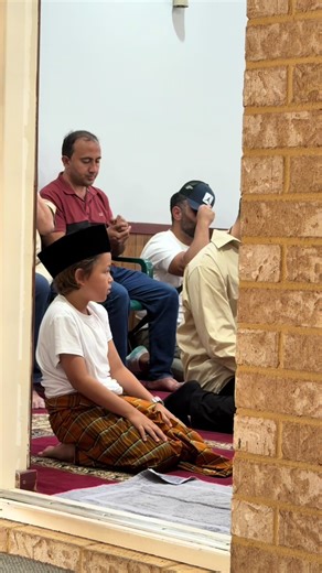 Ketua Sholat Jumat yang Ganteng di Masjid Ar Rukun