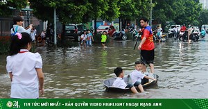 Học sinh bơi lội, bắt cá, đi thuyền trên “vịnh“ Triều Khúc