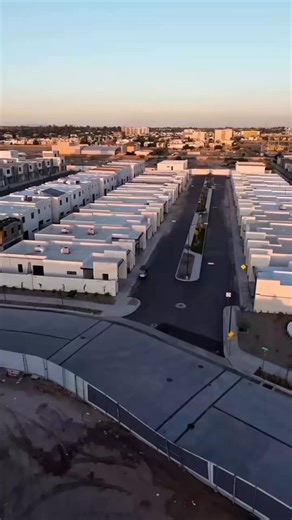 🚨 ATENCIÓN MEXICALI 🚨 ✨ ¿Sueñas con un hogar en la Zona Dorada de la ciudad? Hoy puedes hacerlo realidad en Los Xielos Residencial, el desarrollo que lo tiene TODO: exclusividad, modernidad y la mejor plusvalía de Mexicali. 🏡 Casas terminadas de 1, 2 y 3 plantas, diseñadas para cada estilo de vida. 🎾 Cancha de pádel para mantenerte activo. 🏊 Alberca para compartir momentos en familia. 🏢 Torre de edificios y un centro comercial dentro del desarrollo. ✨ ¡Las casas ya están listas! No dejes p