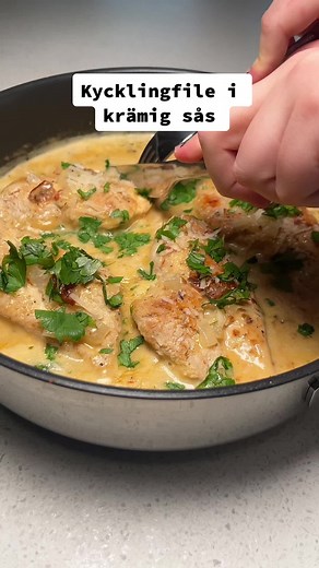 Krämig Kycklingfile i Sås Recept - Enkel och God Måltid