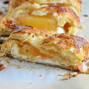 EASY CREAM CHEESE APPLE STRUDEL- a twist of apple pie and apple crisp, this super simple dessert recipe uses cream cheese, puff pastry, almonds and apple pie filling in a lovely braid. Recipe & Pin: http://www.savoryexperiments.com/easy-apple-cream-cheese-strudel/ | Savory Experiments