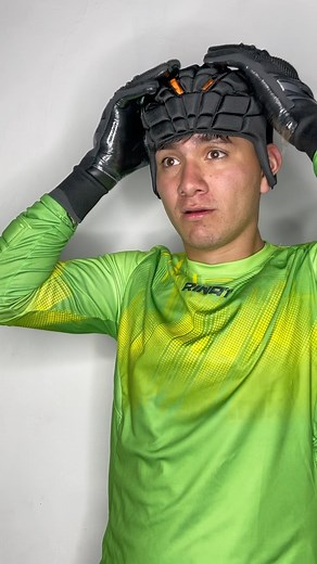 La seguridad ante todo 😳 Hasta yo sentí la patada de Maradona #maradona #pelea #portero #guantes #futbol #goalkeeper #humor #comedia #cetch | UnoKeeper