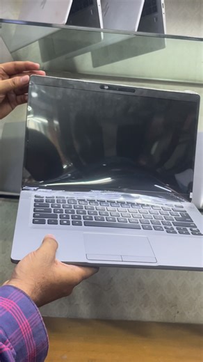 Latitude 5410 একটি স্থিতিশীল, ব্যবসায়িক উদ্দেশ্যে ভালো ডিজাইন করা, আপগ্রেডযোগ্য ফিচারসহ ল্যাপটপ। ডিসপ্লে বা কালার-রিচ কাজের দিক থেকে সীমাবদ্ধতা থাকতে পারে, তবে দৈনন্দিন অফিস বা শিক্ষা-জীবনের জন্য এটি বেশ কার্যকর। ✨ হাইলাইট সেলিং পয়েন্টস ✅ 14″ Full HD ডিসপ্লে – প্রশস্ত দৃষ্টি ও ভালো অভিজ্ঞতা। ✅ 10th Gen Intel Core i5 প্রসেসর দ্রুত কার্য সম্পাদনায় পারদর্শী। ✅ উচ্চ-ক্ষমতা ব্যাটারি – দীর্ঘ সময় কাজ চালিয়ে যাওয়ার জন্য উপযোগী। ✅ আপগ্রেডযোগ্য র‍্যাম ও SSD – ভবিষ্যতে উন্নয়ন সম্ভব। ✅ বিজনেস-গ্রেড নিরাপত্ত