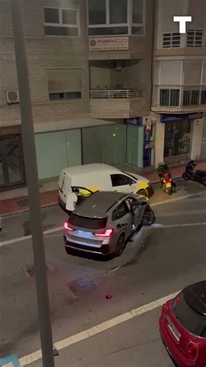 🟡 VIRAL | El futbolista Álex Sola estrella su coche estando borracho y se marcha