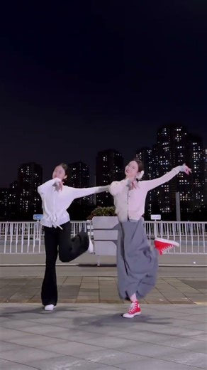 Midu Mountain Dance: Playful Jumping Duet | Energetic Dance Challenge