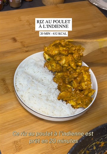 🍗🍚 Riz au poulet à l’indienne 🍚🍗 . _____________________________ . ⏱️ 20 MINUTES ⏱ 📉 632 KCAL (pour tout) 📉 📈 37PROT 58GLU 28LIP . _____________________________ . Ingrédients : . 100g d’escalope de poulet 75g de riz basmati cru ½ oignon Ail en poudre Sel Poivre Gingembre en poudre Cannelle Curcuma 1 càs de concentré de tomate Piment doux Curry 100g de crème semi-épaisse à 18% de MG 10g de noix de cajou 1 càc d’huile d’olive Persil . 1. Fais cuire le riz dans une casserole remplie d’eau en