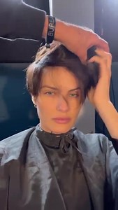 Isabeli Fontana’s haircut at Michael Kors is the chop of the season. Here's how to achieve the Linda Evangelista '90s-era-inspired look: http://vogue.cm/Oyc0JHY credit: Women Management | Vogue