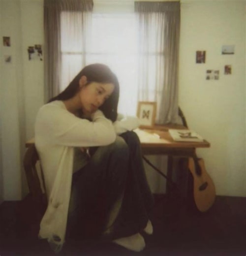 Behind a girl who say, everything happens for a reasons, or "it is what it is" is a girl who can't understand what she did to deserve all this pain and trauma. | Depressed People Go Here