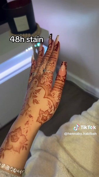 Henna Stain Development: From Fresh to Deep Color