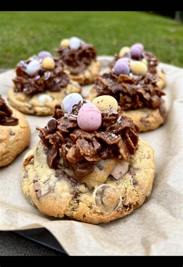 Mini Egg Cornflake Cookies🐣🍪 The secret to amazing cookies is freezing the dough for at least 2 hours and using large chunks of chocolate! These might be my new favourite bake!! Recipe (makes 8 large cookies): Cookies: 125g unsalted butter (cold) 110g light brown sugar 80g granulated sugar 1 large egg 1tsp vanilla extract 300g plain flour 1.5tsp baking powder 0.5tsp bicarbonate of soda 0.5tsp salt 100g milk chocolate chips 200g chopped milk chocolate 250g mini eggs Cornflakes: 200g milk cookin