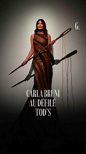 Carla Bruni pose au défilé Tod’s à la Fashion Week de Milan. #milanfashionweek #carlabruni | Grazia France