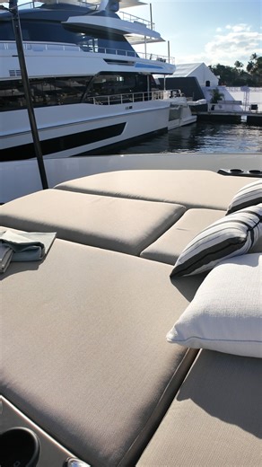 Experience the nature with the Azimut Seadeck 7 Seadeck 7 is the state-of-the-art of efficiency, thanks to technological solutions aimed at reducing emissions by up to 40% and the Fun Island, a reinvented cockpit that embraces the sea, an unprecedented sea-level outdoor lounge for limitless contact with the water. When the large windows are open, the interiors and exteriors become a single environment, where this new informal interaction breaks down the last physical and social barrier of this s