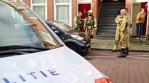 Den Haag – Een voorbijganger zag bij de voordeur van een woning aan de Frans Halsstraat in Den Haag rook en twijfelde geen moment en belde direct de hulpdiensten... Meer info en foto’s in ons item op onze website of via onze District8-app: https://district8.net/smeulend-potje-wierook-zorgt-voor-brandweer-uitruk-frans-halsstraat-den-haag.html | district8.net