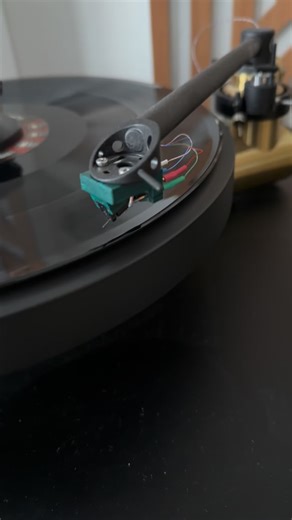 Grand classique que nous n’avions toujours pas tous en vinyle chez #VUmetre, récupéré dans l’excellent mastering analogique @vinyl_lives en 45 tours grâce à Mike Ware du magasin @lmc_home_entertainment (Phoenix, Arizona). Merci à lui 🙏 A classic that we didn’t yet have all on vinyl at #VUmetre, recovered in excellent analog mastering @vinyl_lives 45 RPM thanks to Mike Ware from the store @lmc_home_entertainment (Phoenix, Arizona). Many thanks to him 🙏 | VUmètre