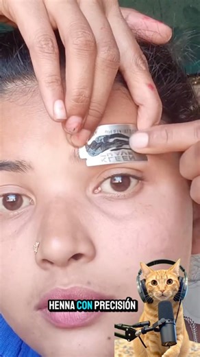 Henna application with a guide technique ✨