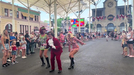 Experience Austin Powers Dance at Movie World Theme Park
