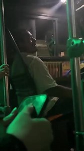 Chofer “crikoso” pone en riesgo a pasajeros. Un conductor de autobús en Boca del Río, Veracruz, fue grabado con aparentes efectos de cristal mientras manejaba de forma errática. Pasajeros denunciaron maniobras peligrosas y exigieron a las autoridades identificarlo y sancionarlo. #Chofer #Drogas #Accidente #Pasajeros #LuceroÁlvarez | Lucero Alvarez