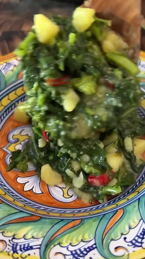 Rapini and Potatoes 💚 Old school has never looked so good 👴🏻 See recipe below. Ingredients: 1 Rapini bunch, chopped 3 Potatoes, peeled and chopped 1/3 cup Extra Virgin Olive Oil 1 Red chilli pepper, chopped 2 cloves garlic, peeled chopped 1 Lemon, zest and juice 1 bunch basil, chopped Salt QB 500 mls Water In a pot or deep pan, add olive oil, garlic and red chilli pepper. Let sauté for a minute, and then add the potatoes. Add water, rapini and salt, and let cook for 20 minutes or until potato