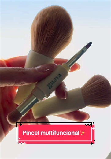 Make completa no avião ✈️💄 porque na vida real a gente otimiza tudo! O pincel multiuso 4 em 1 da @guavaskin resolve contorno, blush, pó, sombra, lábios e até delineado sem ocupar muito espaço na necessarie. Menos volume. Mais funcionalidade. Mais vida real. E sim, ele voltou pro estoque 💚 Aproveita que tá disponível no site e usa meu cupom 🏷️FERNANDA pra garantir desconto. #GuavaSkin #MakeInteligente #pincelmultifuncional #MakePrática #necessaireinteligente | *pubIi
