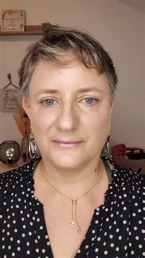 ✨ Astuce express pour paupières tombantes ! Avec seulement deux crayons stick — un clair et un foncé — je te montre comment rehausser le regard naturellement Simple, rapide et effet lift garanti ! 💕 | La beauté en ailes