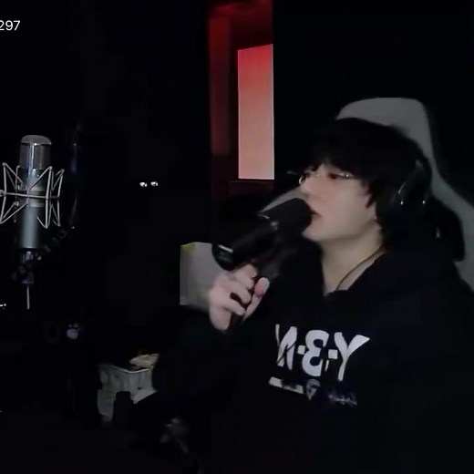 Jungkook singing 'Life Goes On' in 2025. | Philippine Concerts