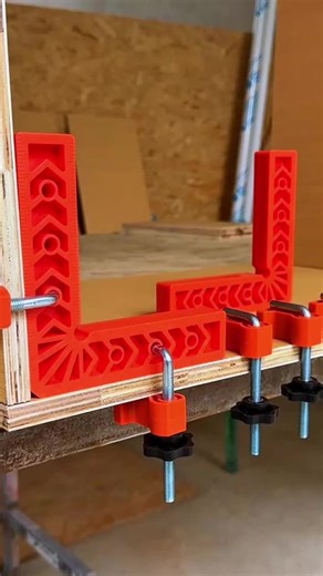 Easy Square Corner Clamping for Woodworking Tasks