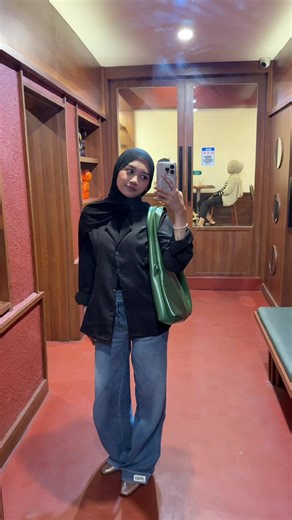 Fitted Stripe Shirt and Baggy Jeans Outfit Inspiration