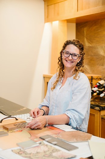 🎥 What does turnkey concierge interior design mean to us? At Timeless Designs, it’s about making the process effortless for our clients. From rugs and towels to lamps and even essentials like sunscreen and bug spray, we take care of every detail. For a recent lake cabin project, we even stocked band-aids and toilet paper to ensure the home was ready for the family’s summer getaway. When the big reveal happens, everything is in its place so our clients can walk in and immediately enjoy their new