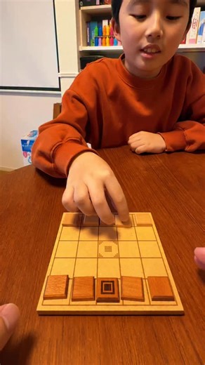 Jampopoノブ🎲ボードゲーム家族 | ＼10分で脳がキュッと締まる、2人専用の一手勝負／ 🎲 SLIPE（スライプ） ルールはとてもシンプル。 でも、考え始めると…あれ？止まらない。 コマを交互に動かして、 “印のついた自分のコマを中央に運んだ人の勝ち” ただそれだけ。なのに、奥が深い。 ▶︎... | Instagram