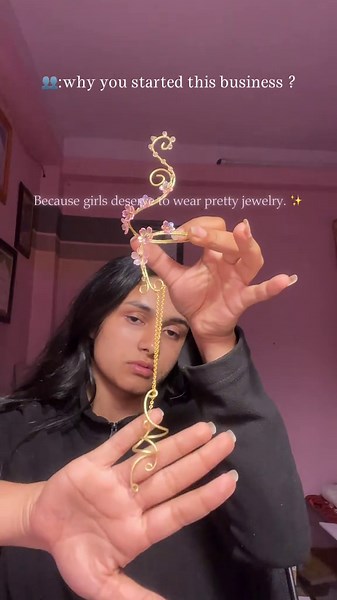 Handmade brass wire hand cuff with attached rings and chain, decorated with pink flower beads and pink crystals for a delicate and feminine look. This unique handcuff is perfect for adding a soft, elegant touch to your outfit, whether for casual styling, photoshoots, or special occasions. A beautiful handmade jewelry piece for girls who love pretty details and floral aesthetics. ✨ #handharness #handmadejewelry #wirejewelry #pinkjewelry #handmadeaccessories