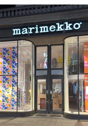 Exploring Weekend Nightlife on Aleksanterinkatu in Helsinki