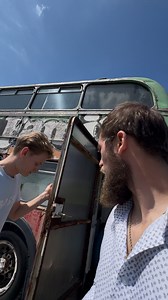 @lukelly.official und ich schauen uns einen originalen Kelly Bus von innen an.👀 Das Innenleben eines jeden Busses variiert stark. Folg uns gerne wenn du uns bei der weiteren Tour voller Gesichte über das Gelände begleiten möchtest. #finniangarvey #lukekelly #kellyfamily #deutschland #kellybus #camperbus | Finnian Garvey