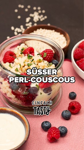 Süßer Perl-Couscous ist die perfekte Kombination aus cremiger Milch, fruchtigen Beeren und einem Hauch von Honig. Ideal für ein schnelles Frühstück oder als süßes Dessert. 🫙🫐 🛒 Du brauchst: 👉 300 ml Milch, 100 ml Wasser, 1 Prise Salz, 150 g Perl-Couscous, 2 EL Honig, 1 TL Vanilleextrakt 👉 Nach Geschmack: Rote Grütze, Vanillejoghurt, Heidelbeeren, Himbeeren, Minze 💡 Das ganze Rezept findest du auf unserer Homepage (Link in Bio) und in unserer heutigen Story.️ #EinfachTasty #EinfachTastyReze