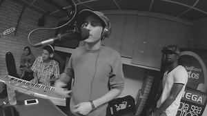 54K views · 714 shares | ¿Qué tal esta improvisación de #Apache y #Canserbero desde un programa de radio? :o (y) (y) | Por las calles de Nueva York | Facebook