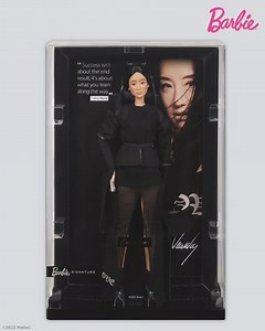 Descubra a nova Barbie Tribute Collection “Vera Wang”! 🤩 que homenageia a incrível trajetória da designer de moda e suas contribuições para o mundo da moda e para a pop culture. 💕 | Barbie