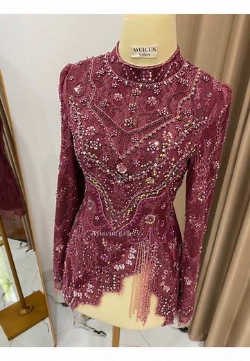 Testimoni custom made kebaya Jadi ini tidak di sewakan yaa, ini pesenan 😍 Katalog sewa ada sendiri di wa🫰🏻 •jahit kebaya bisa melayani luar kota serta luar jawa jugaa ya bahkan luar negeri✈️ •TIDAK ADA KEBAYA YANG SUDAH READY YA (sistem PO) made by order • waktu pembuatan beda beda permodel (bisa antara 2-5 harian) •waktu PO/antrean slot umumnya sekitar 1 bulanan yaa •size bisa menyesuaikan (bisa request size/ukuran) •bebas request warna dan tambahan model Wa jahit dan sewa @ayuicun.gallery 0