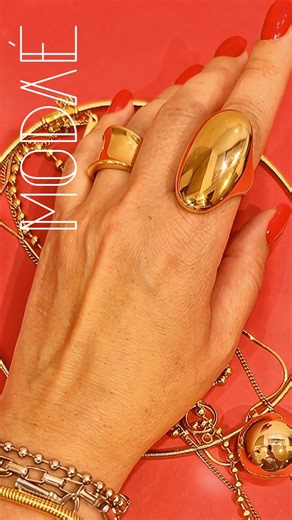 A touch of gold. A hint of brilliance. Each MODAÉ piece is crafted to elevate your everyday — beautifully, effortlessly, and with the refined elegance you deserve. Featured in this look: ✨ Lumière Necklace (Gold Edition) — a radiant cushion-cut stone that captures every movement. ✨ Paperclip Chain Necklace — sleek geometry, perfect for layering. ✨ Gold Radiance Ring — bold, modern, unmistakably chic. ✨ Curb Chain Bracelet — timeless, polished, and endlessly versatile. Create a jewellery wardrobe