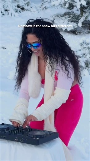 Playing Bailalo Rocky outside in the snow ❄️ #dembowmix #djmix #snow #femaledj