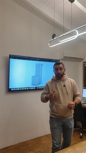 Dacă ai un sistem fotovoltaic cu putere peste 15 kW, stocarea corectă este High Voltage — nu Low Voltage. Există două tipuri mari de stocare HV: • soluții accesibile, unde bateriile sunt însereate (dezavantaj: dacă cedează una, cade întreg lanțul și apar costuri de mentenanță) • soluții HV profesionale, unde fiecare baterie este paralelizată și funcționează ca un low voltage intern, ridicând tensiunea prin DC–DC → mult mai stabil și scalabil Avantaje ale stocării HV premium: • extensie până la 1